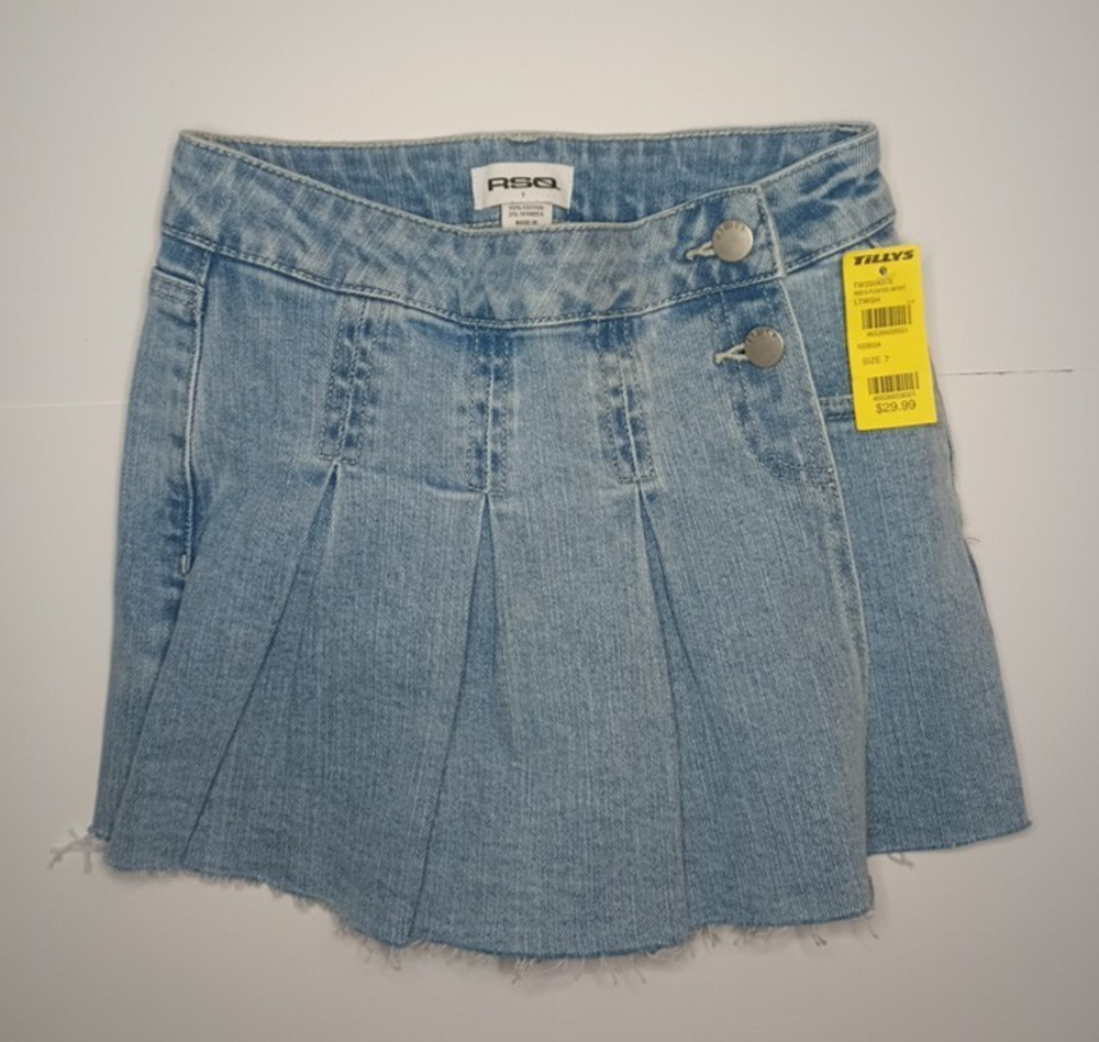 RSQ Tilly's Low Rise Denim Mini Skirt Juniors 7" Light Wash Pleated NWT MSRP $30